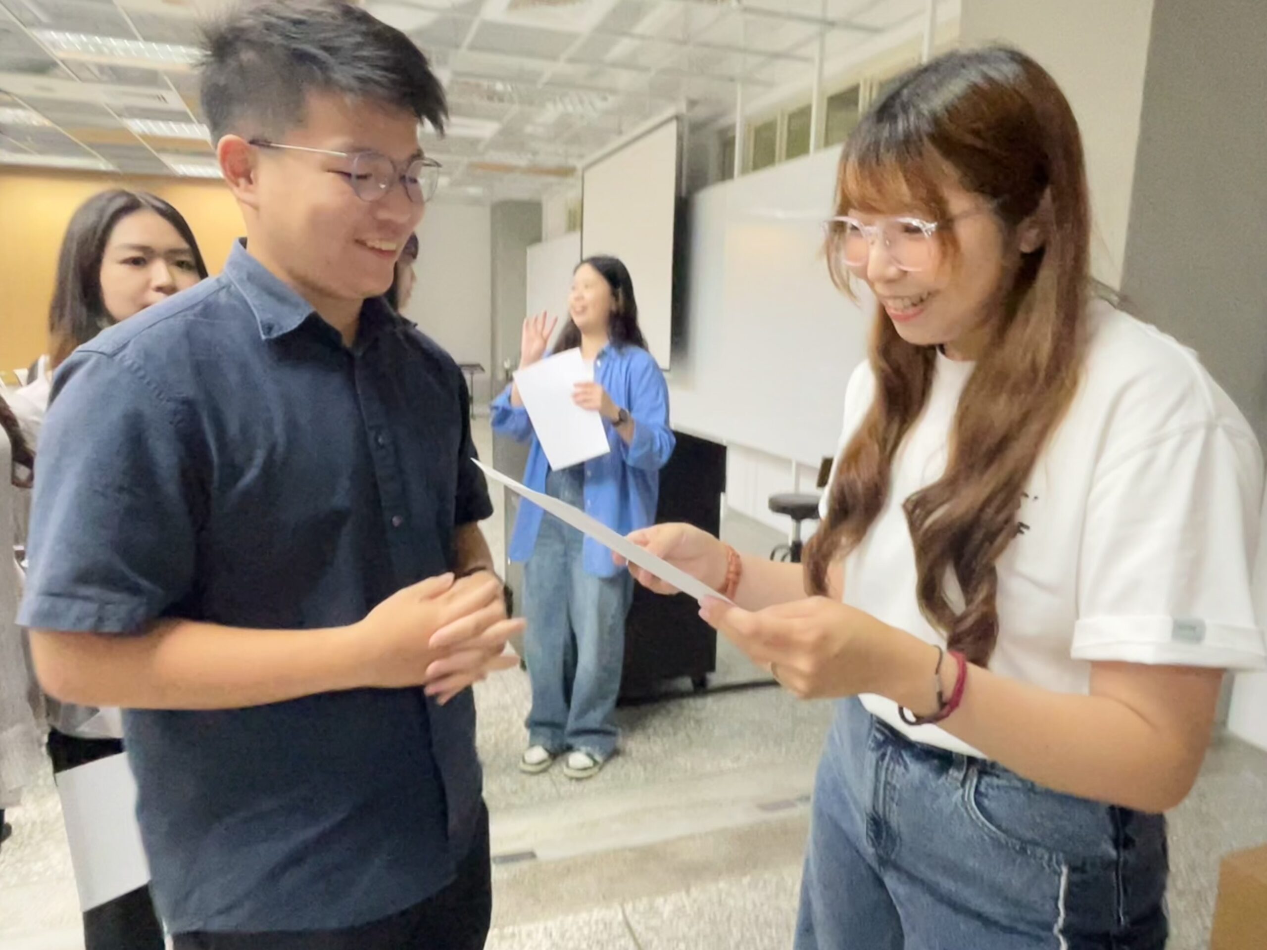 圖說：JINS前進亞洲大學視光系舉辦徵才說明會，多位畢業生展現濃厚興趣，現場遞交履歷表應徵。