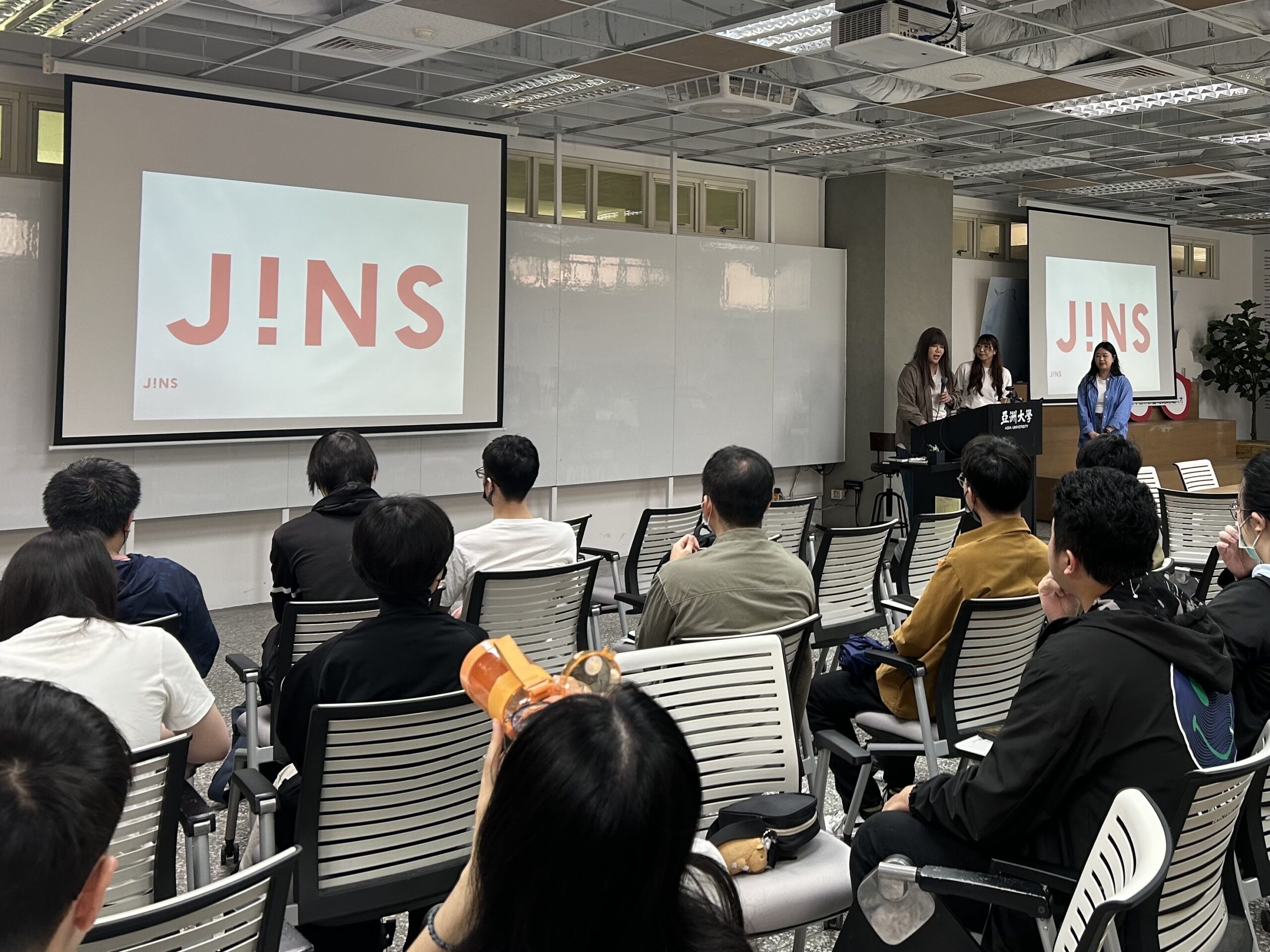 圖說：畢業季來臨，JINS前進亞洲大學視光系舉辦徵才說明會，吸引準畢業生踴躍參與。 