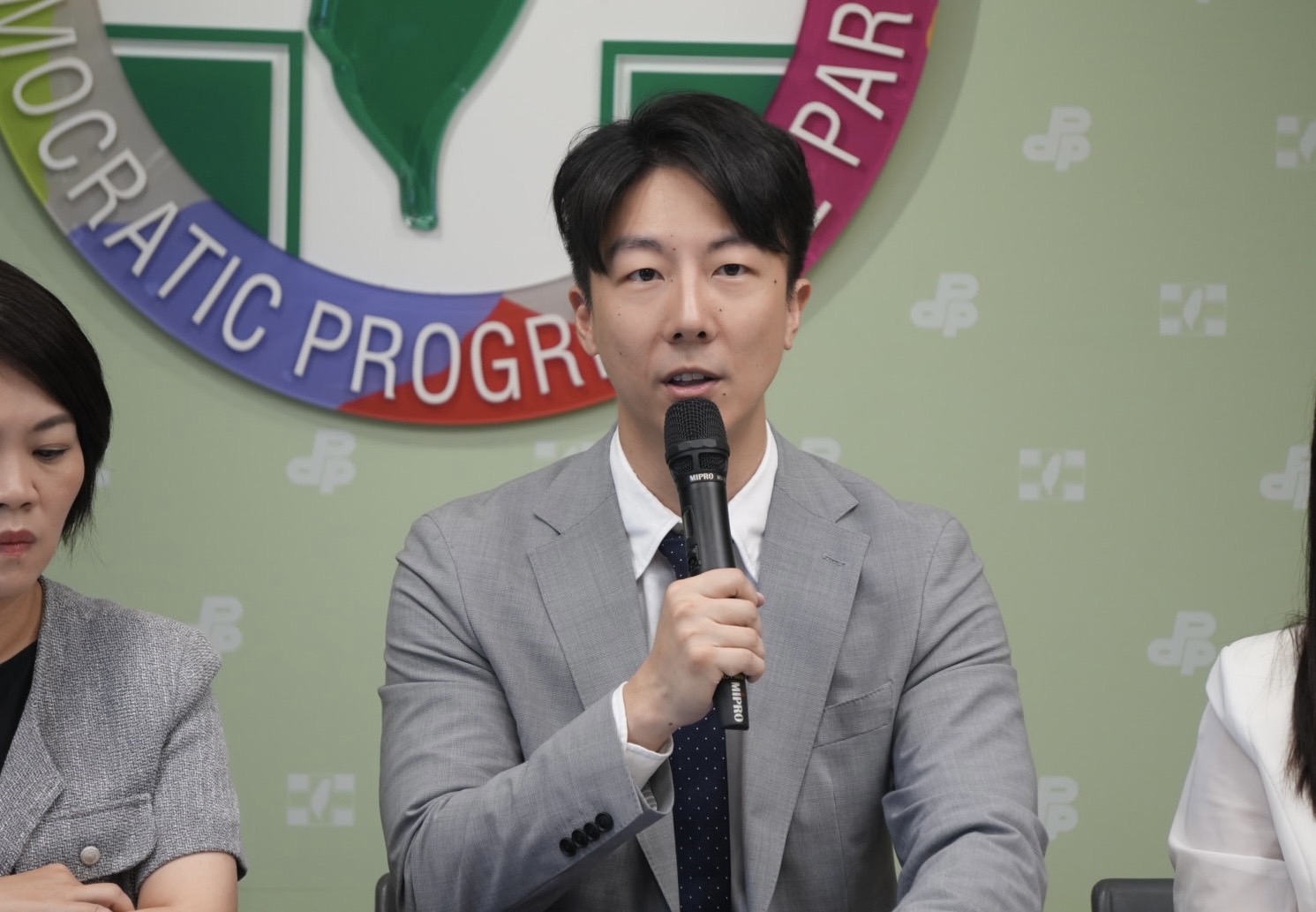 黃國昌批「心智不正常」　吳崢反擊：不想參加國安專報直說別找藉口