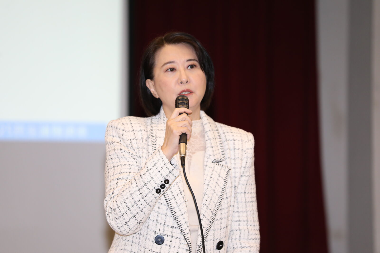 遊客拍隧道卻被搶手機刪照　王鴻薇轟：郭昱晴揭開大獵巫時代