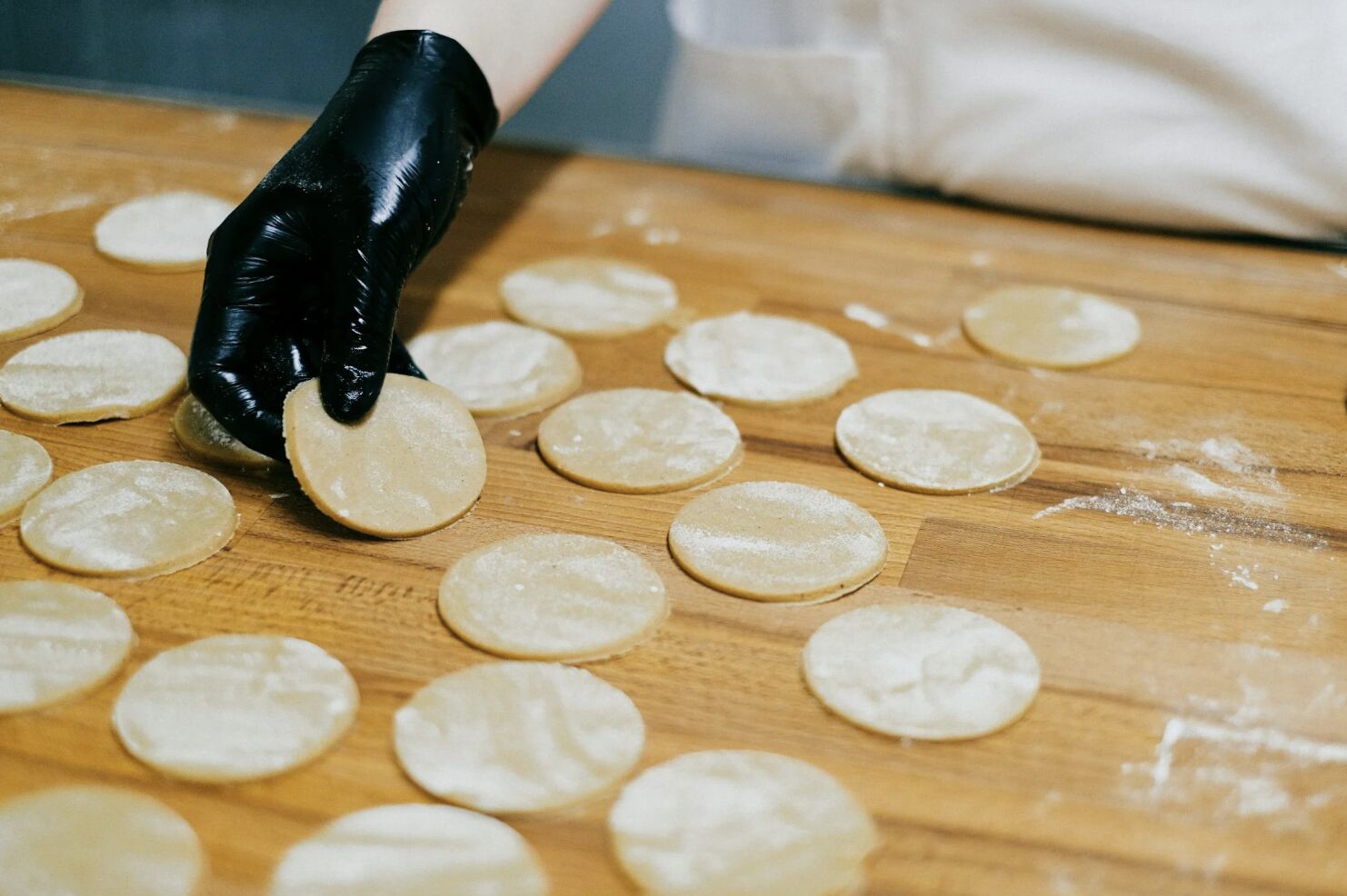 禁「找錢摸食物」惹怨 食藥署：厲害師傅可一手料理一手收錢