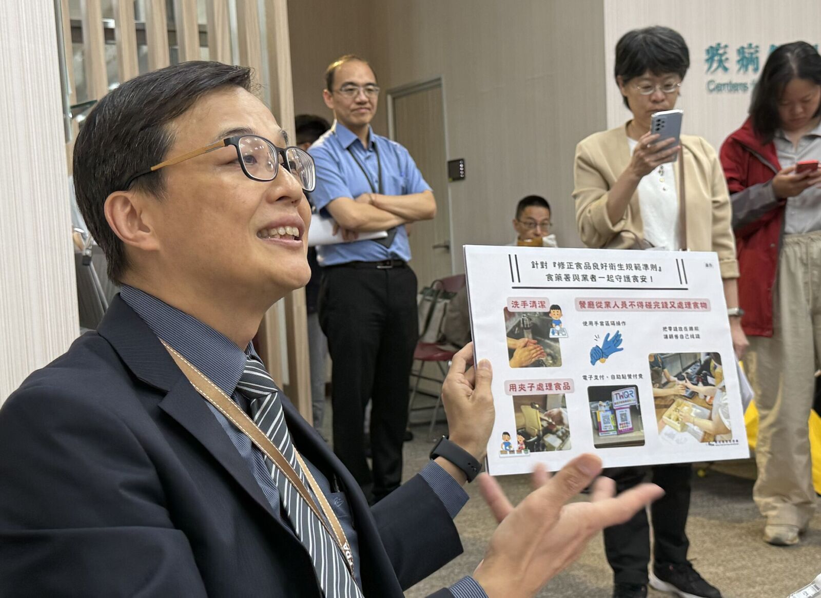 禁找錢後碰食物轉彎「無限期輔導」 食藥署長：不找大家麻煩！