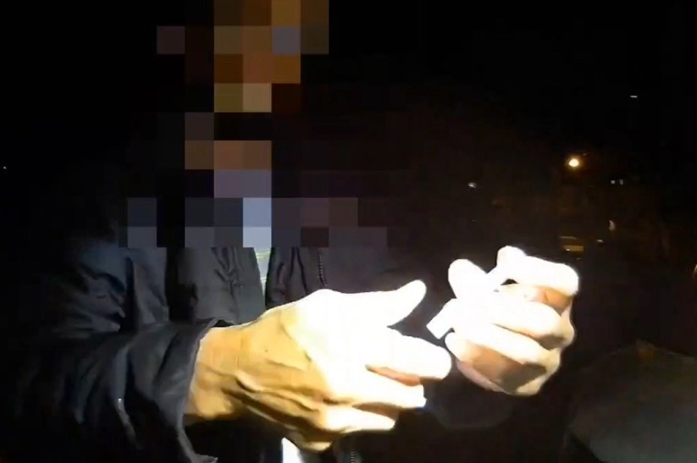 騎車玩手機慘了　巡邏警攔查起獲毒品安非他命