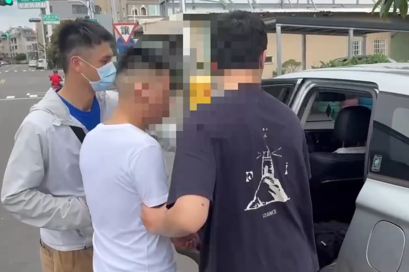 藉口不滿藥局店員態度　29歲男拿球棒嗆聲砸店