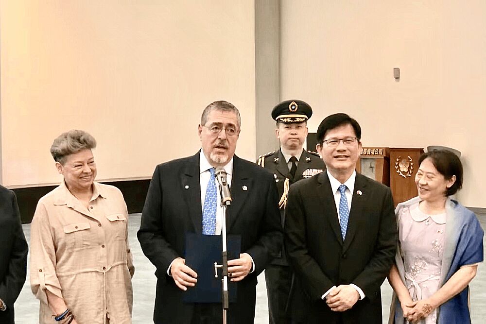 瓜地馬拉總統訪台簽意向書　外交部斥中國無權干涉台瓜邦交