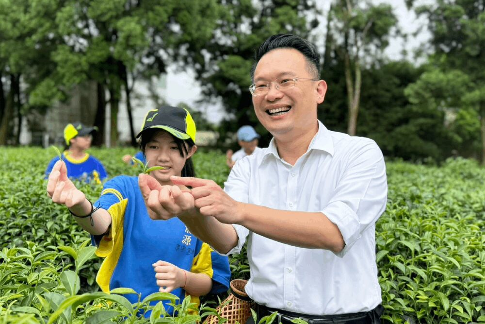 現身龍源國小藏茶畢典　蘇俊賓：10年後茶會是滿滿故事