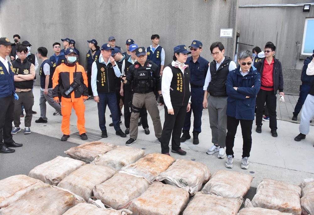 茶葉袋偽裝藏1.6公噸毒品　警聯手海巡署東沙島外海逮運毒漁船