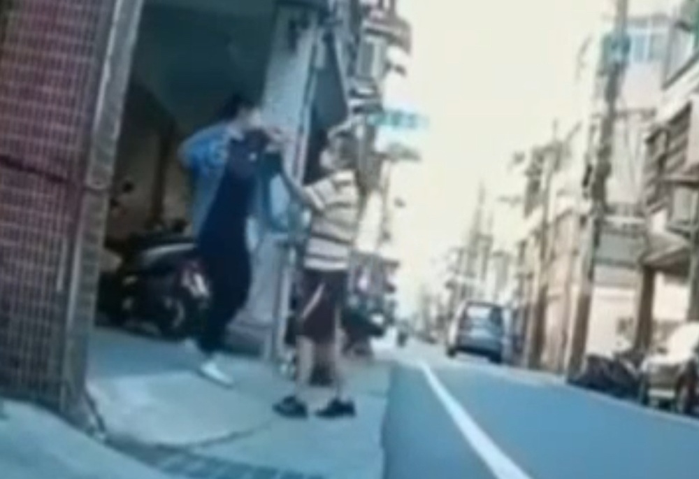 莽男當街隨機拉扯女子喊「妳欠我2000塊」　被害人稱：我根本不認識他