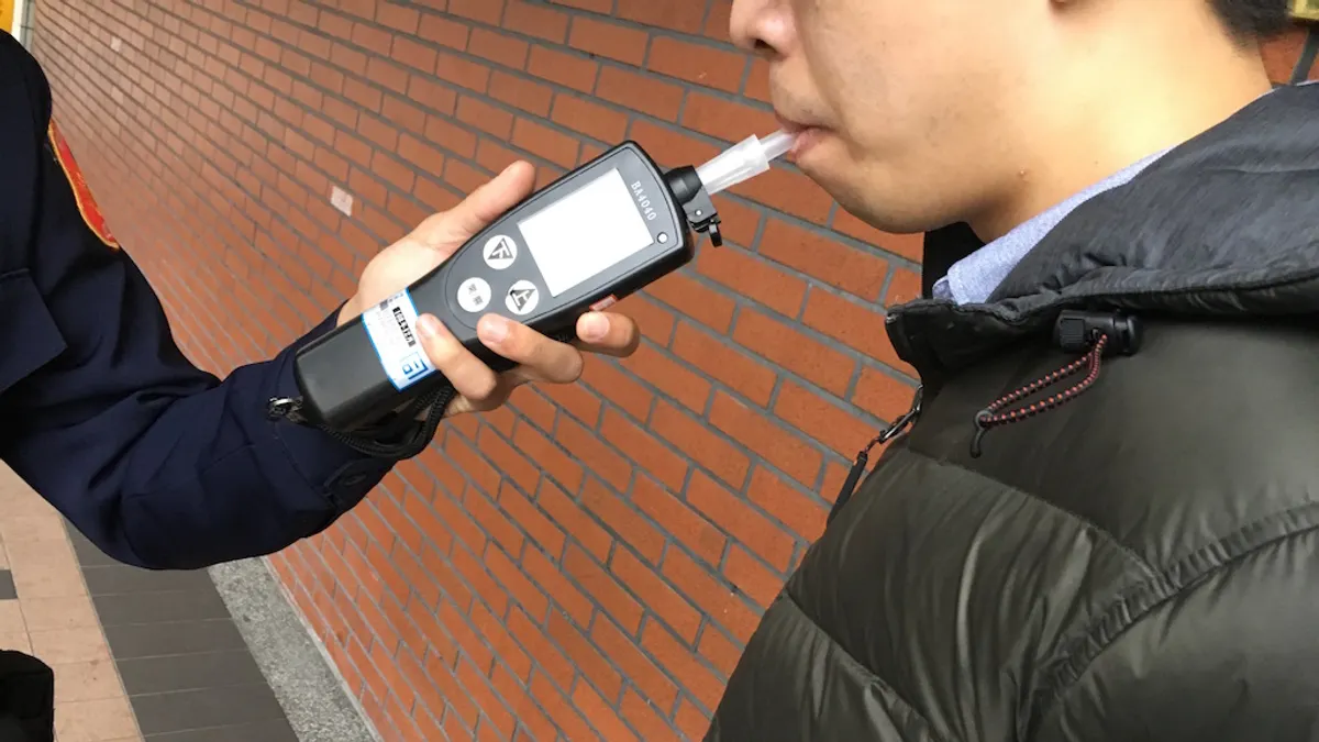 車輛爆胎停路邊　員警主動協助意外逮他第4次酒駕