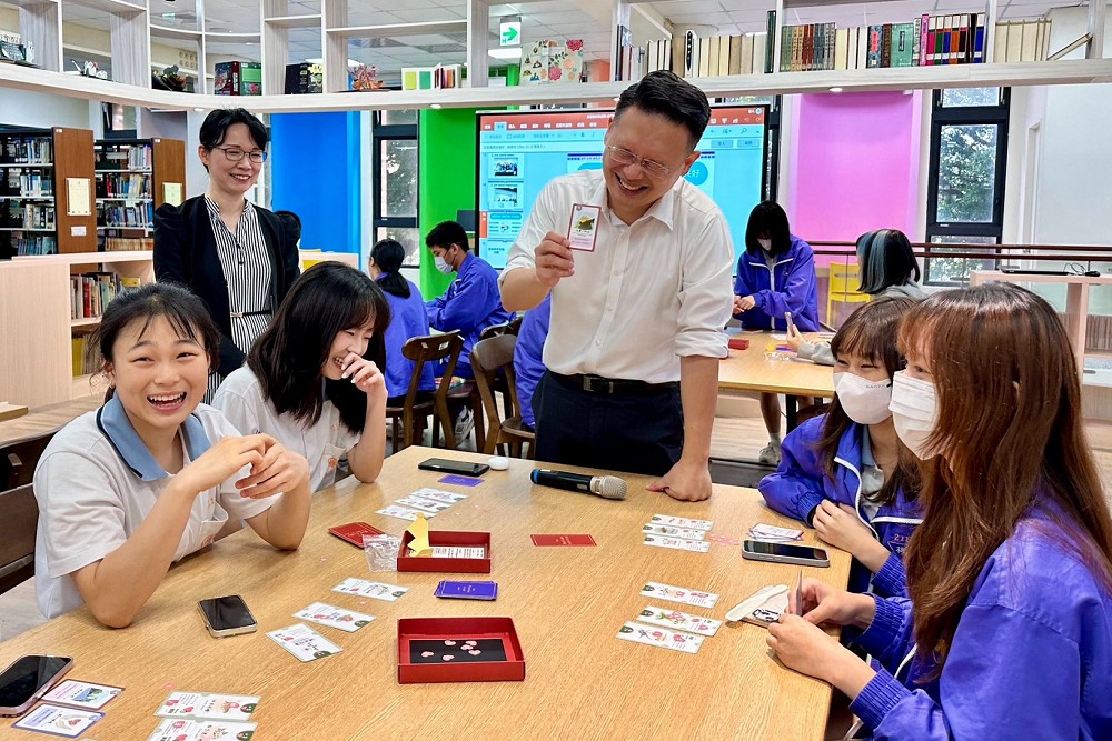 楊梅高中學生設計瀕危物種桌遊　蘇俊賓驚艷赴約同學挑戰