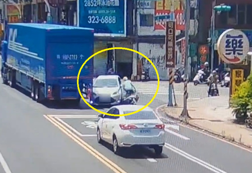 毒蟲拒檢飆車撞人逃竄　撞進民宅狼狽落網