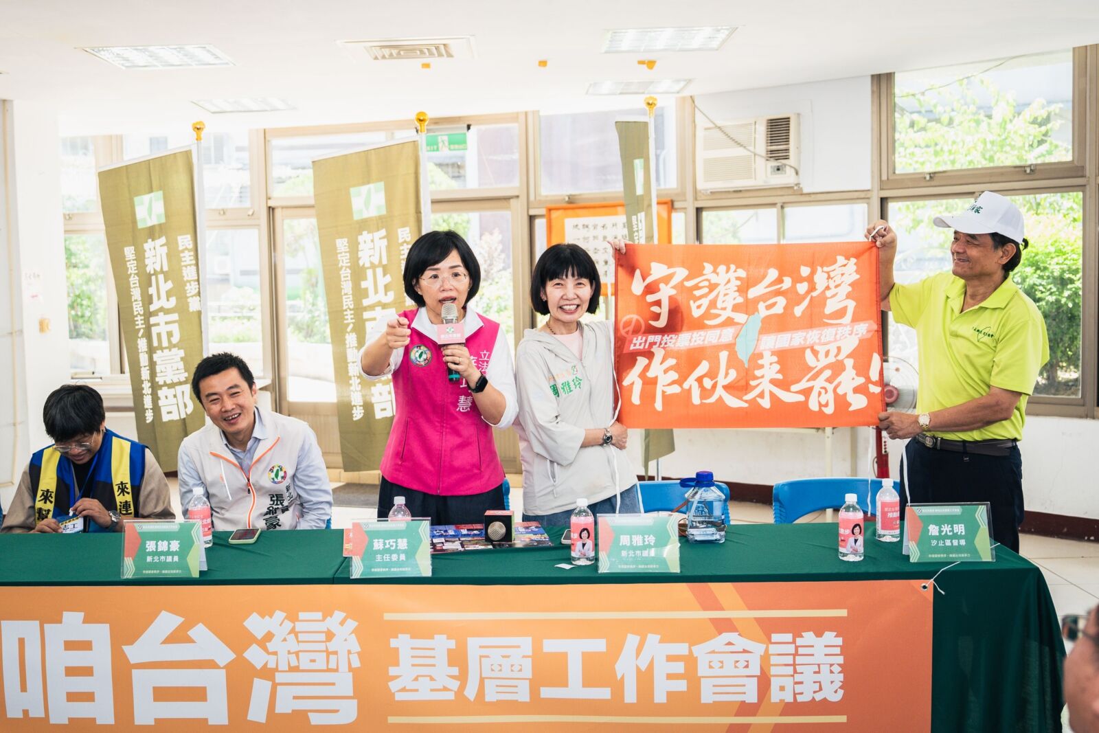 蘇巧慧領軍金龍市場掃街　民進黨新北黨部組「護台志工隊」挺罷免