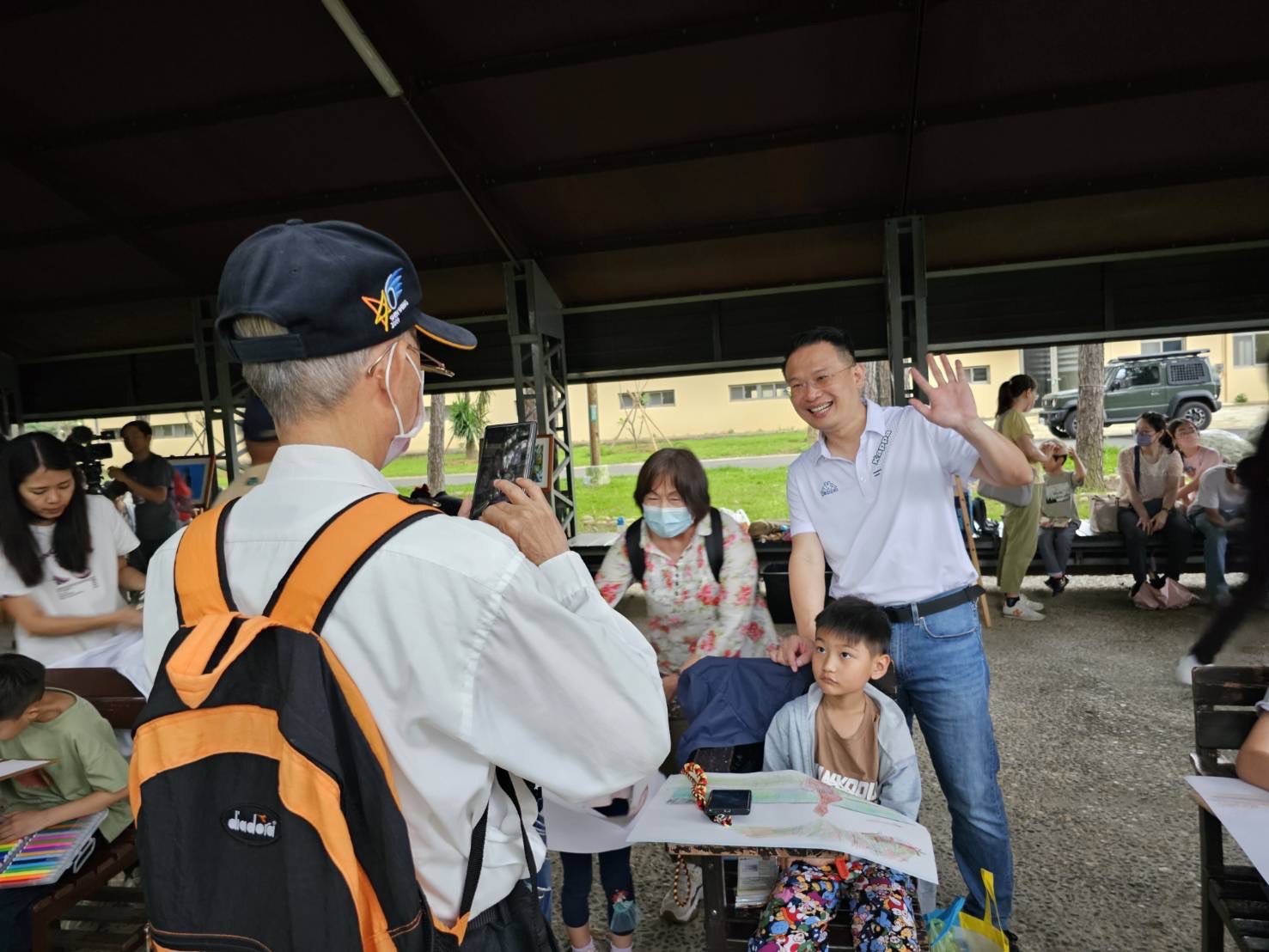 大湳森林公園翠鳥成功繁殖　蘇俊賓手繪小翠鳥離巢覓食瞬間感動爆棚