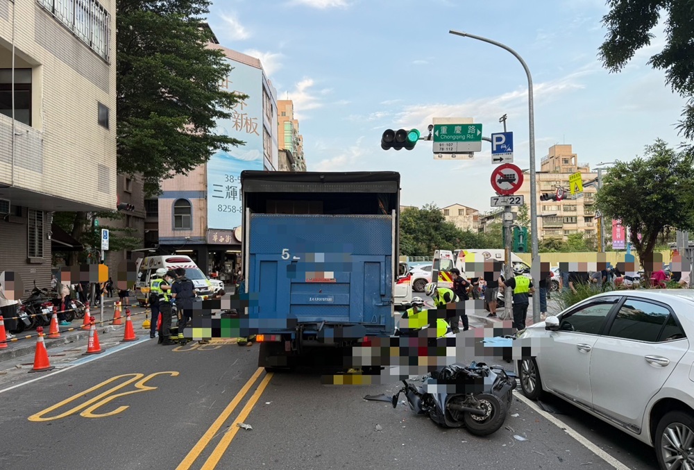 新北離譜車禍　小貨車直直撞機車群1昏迷3傷