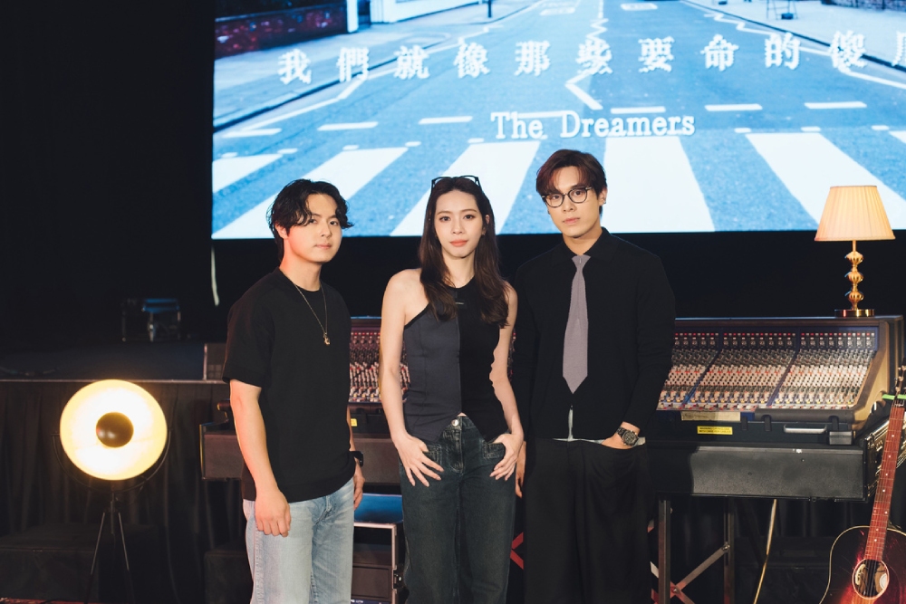 告五人舉辦新歌搶聽會　艾比路錄音室佈景讓歌迷體驗專輯誕生