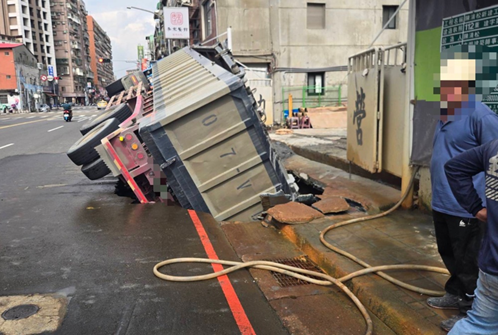 新北道路塌陷　砂石車驚悚掉坑側翻