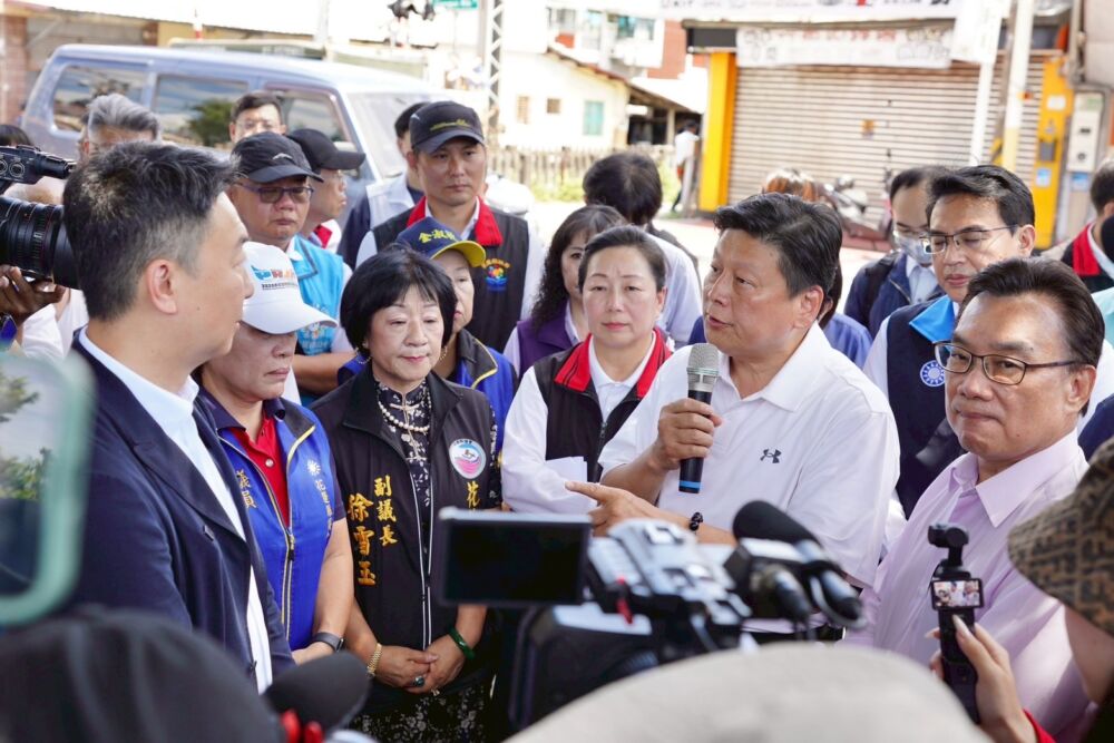 陳世凱考察花蓮7危險平交道　傅崐萁、徐榛蔚率近百鄉親表達抗議