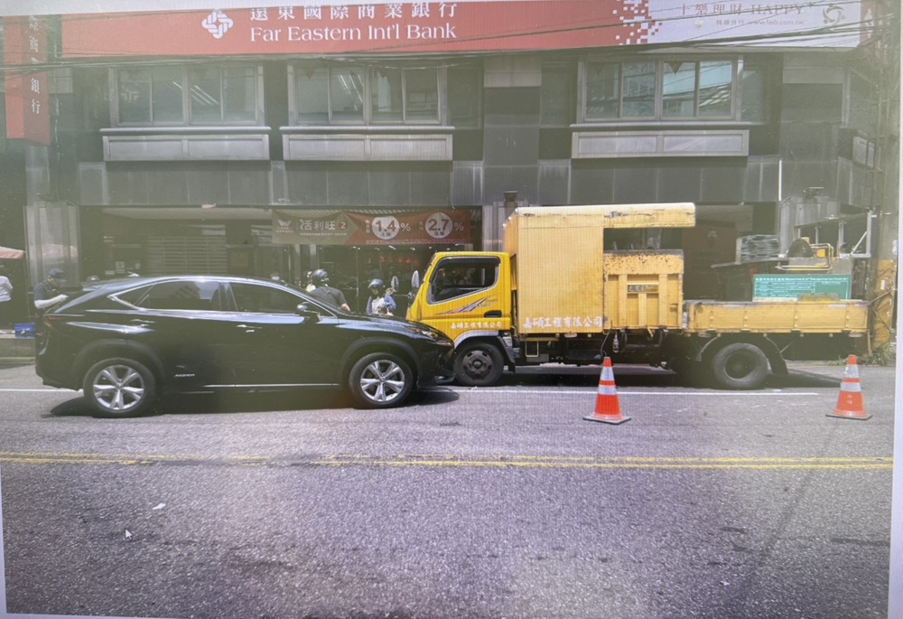 七旬長者駕車昏迷暴衝　輪胎空轉加速冒濃煙