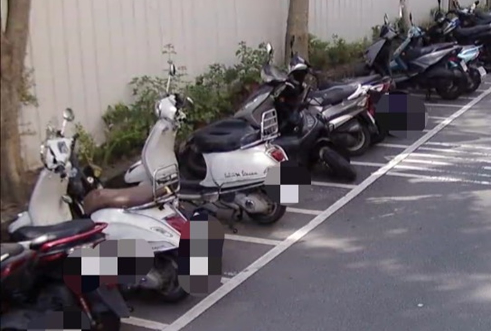 10餘輛機車倒地　29歲男辯有人追擊才推車阻攔