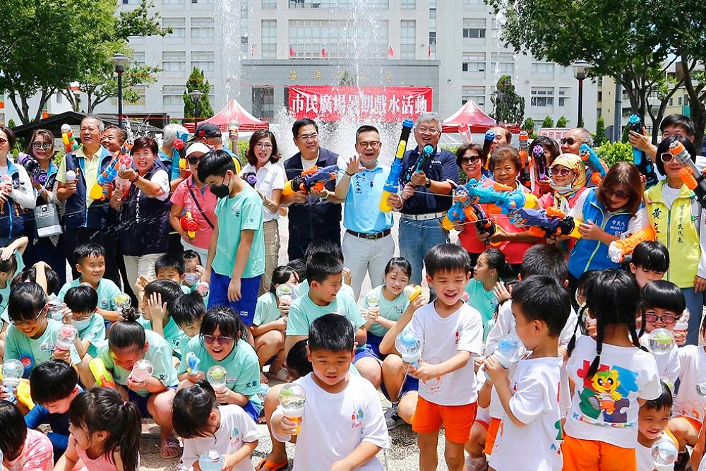 苗栗市民廣場今開放戲水　余文忠首度舉辦星光親水夜邀同樂
