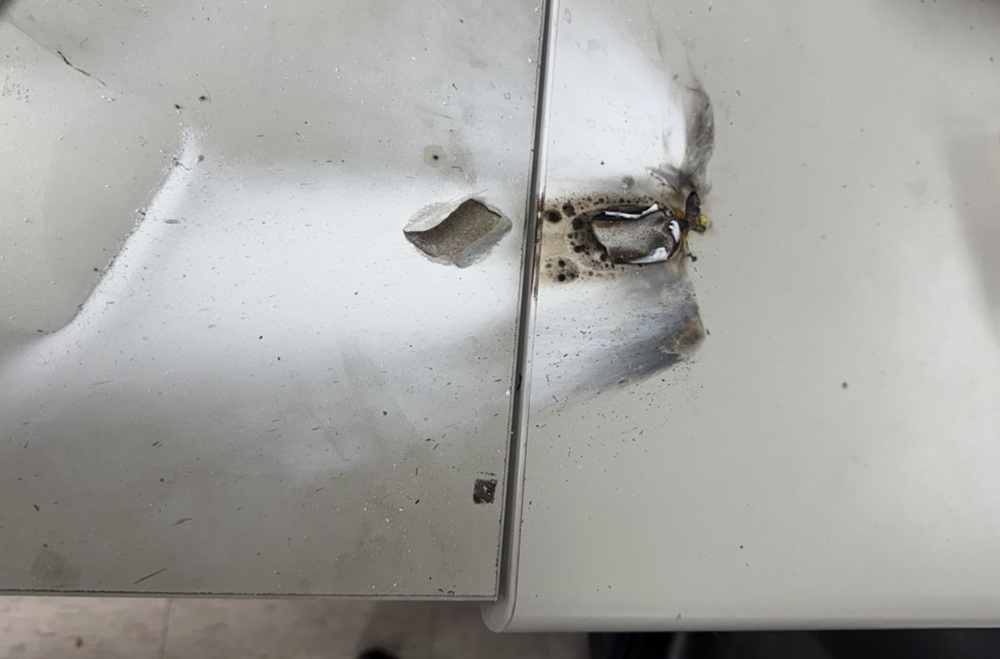 竊嫌被逮不安分　把玩引燃照明彈燻黑辦公桌