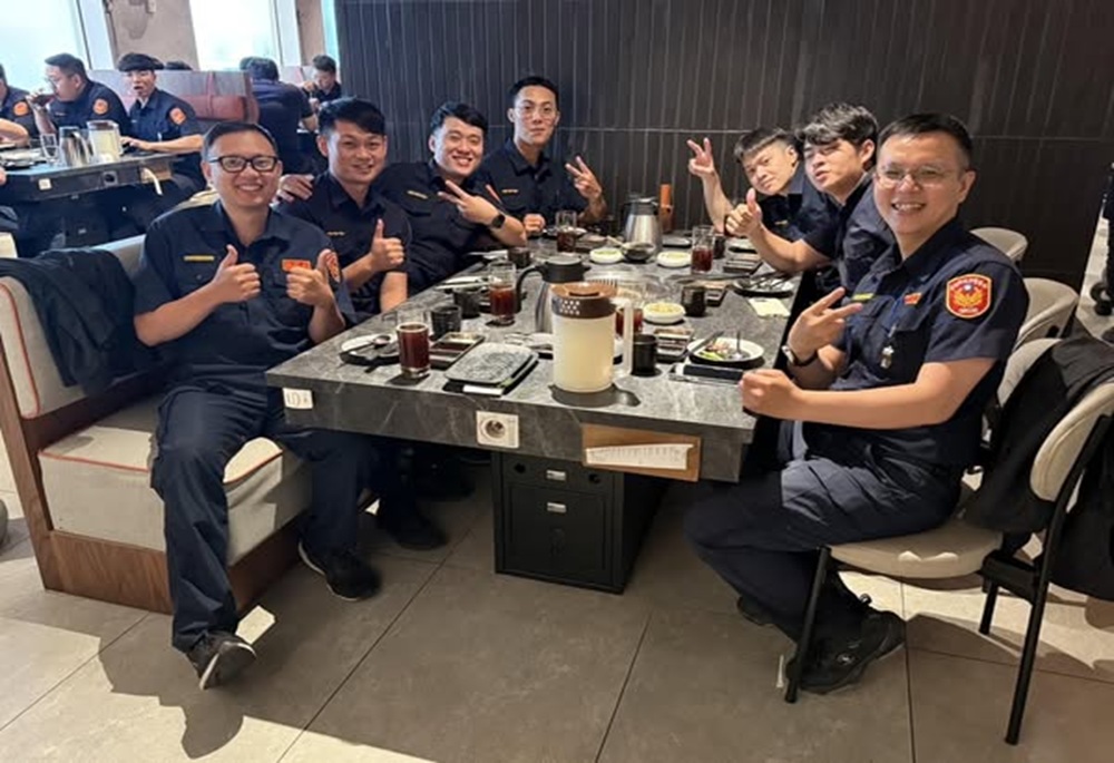 挺警穿制服吃Buffet　網友狂讚高雄暖男分局長「優質長官」