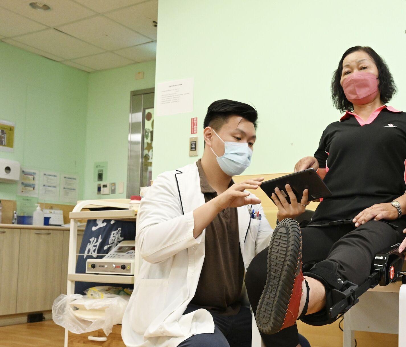 7旬婦換人工膝關節腳沒力 「外骨骼機器人」助復健輕鬆走萬步
