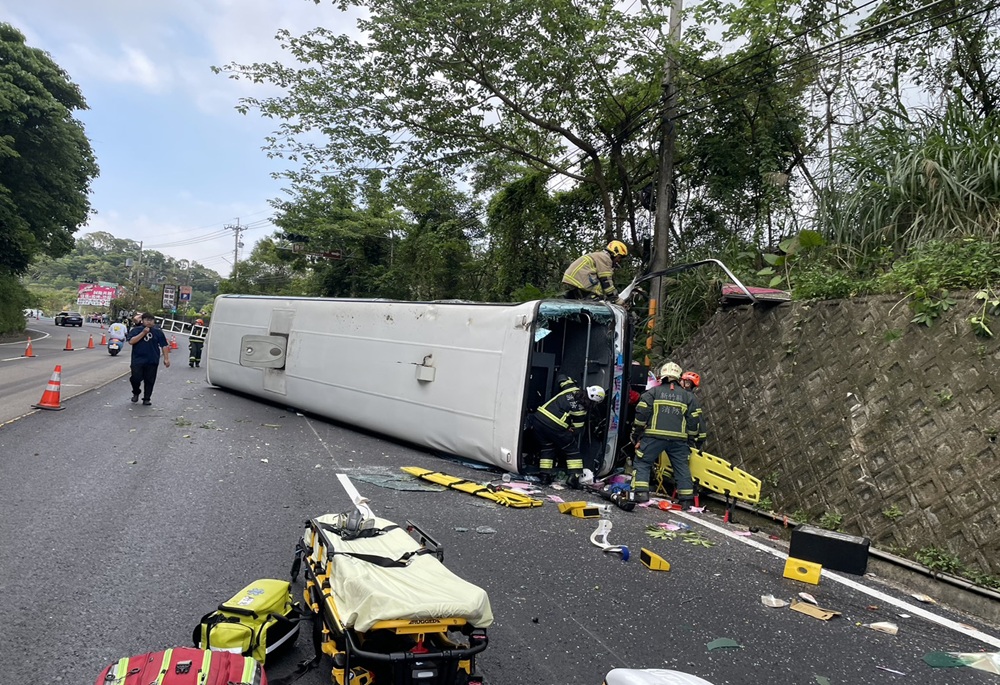 北埔綠世界前遊覽車驚悚側翻　駕駛傷重不治導遊命危送醫
