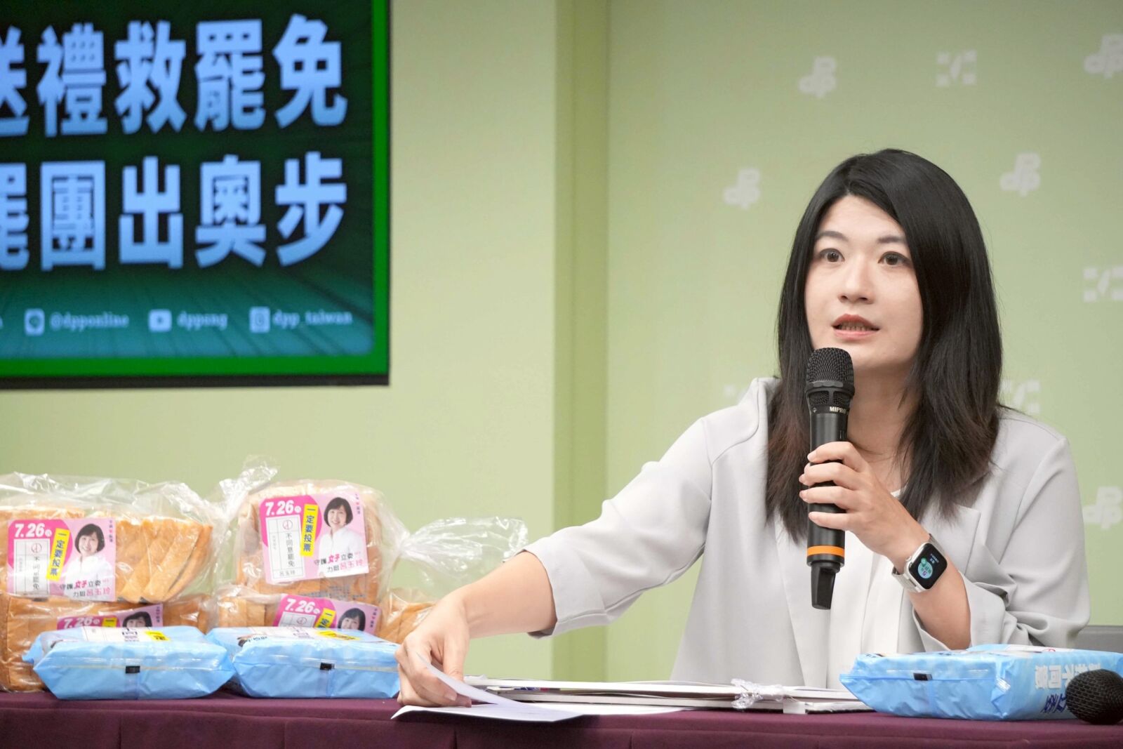 民進黨控藍委送吐司米粉干預罷免　許家睿、魏筠籲726投同意