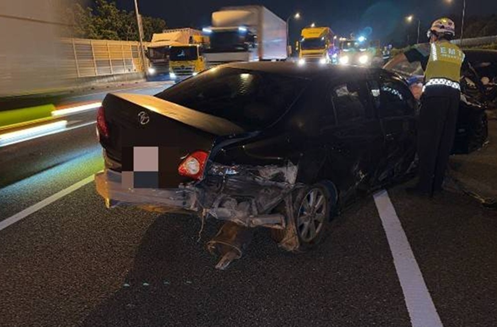 涉酒駕失控自撞　42歲男下車步行被擦撞引發連環車禍