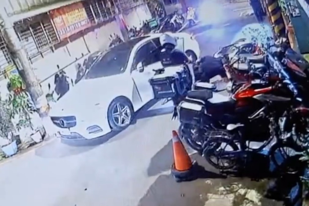 未打方向燈拒檢　一路逃撞倒機車警開11槍逮詐欺通緝犯