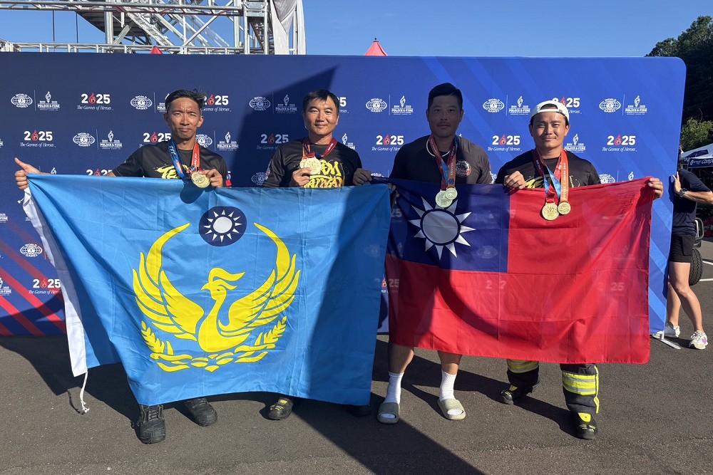 扛水帶衝5樓、拖假人狂奔！　台灣隊在美奪消防挑戰賽雙金