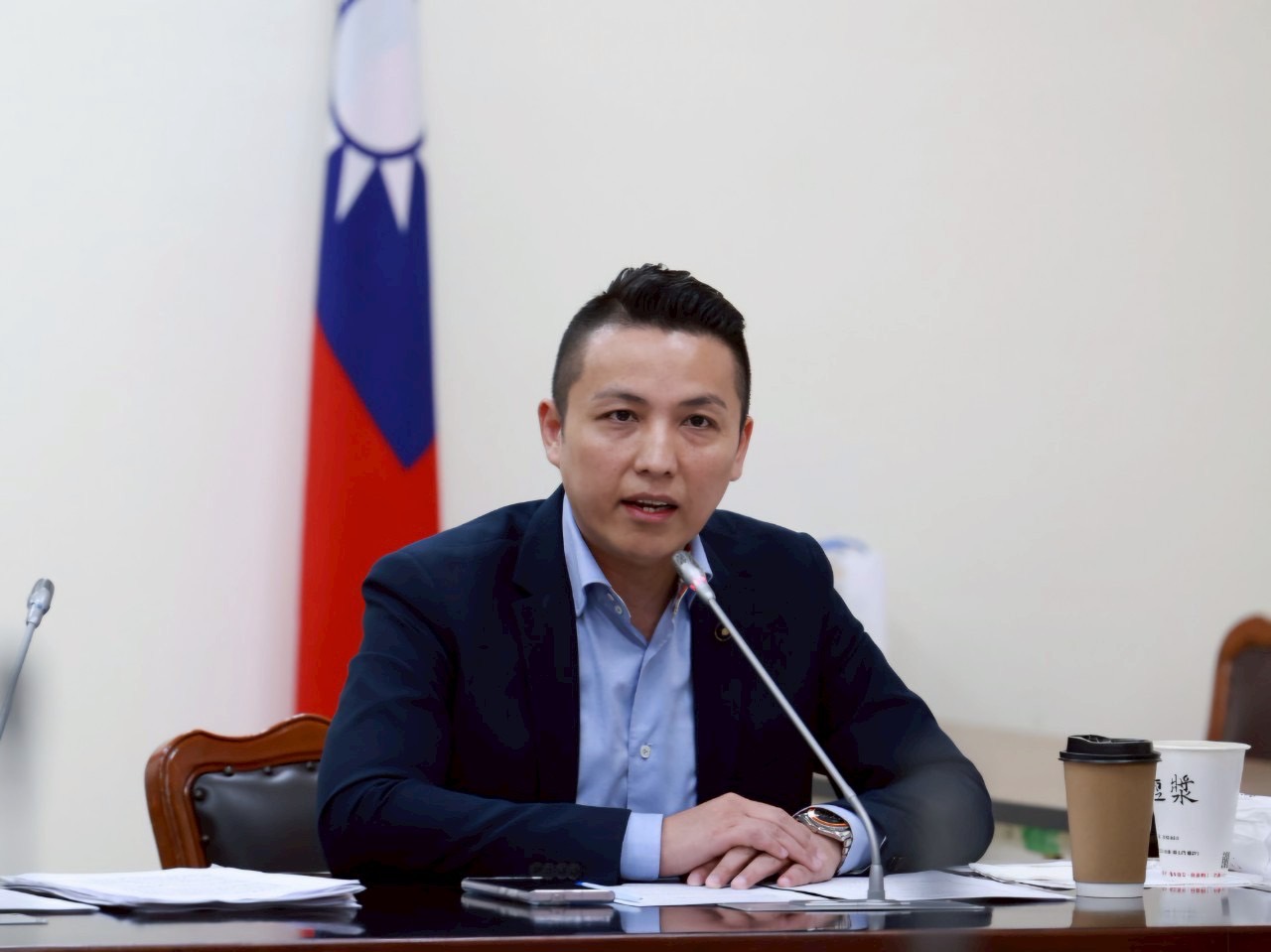 升艙等淪「我請客你買單」　陳偉杰籲政府勿讓國軍成為箭靶
