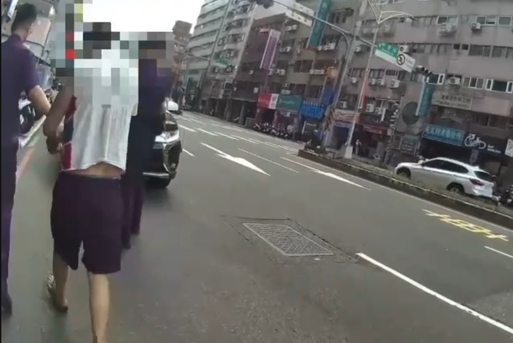 武士刀就在旁邊　違規停車引警攔查還涉藏2毒品