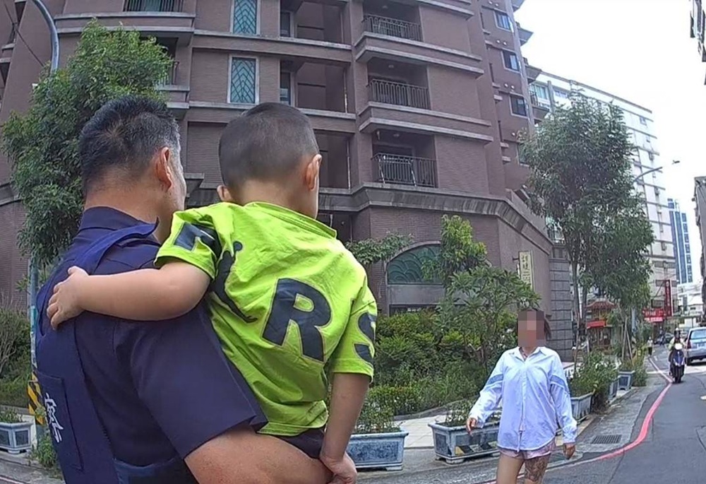 午睡一半3歲兒自己跑出門　迷路闖社區大樓警察抱他找到越南媽媽