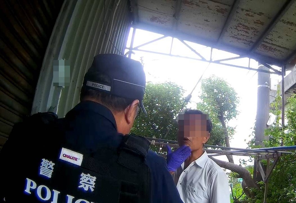 桃園男酒後持棍攔車挑釁　警規勸意外發現他被「通」了