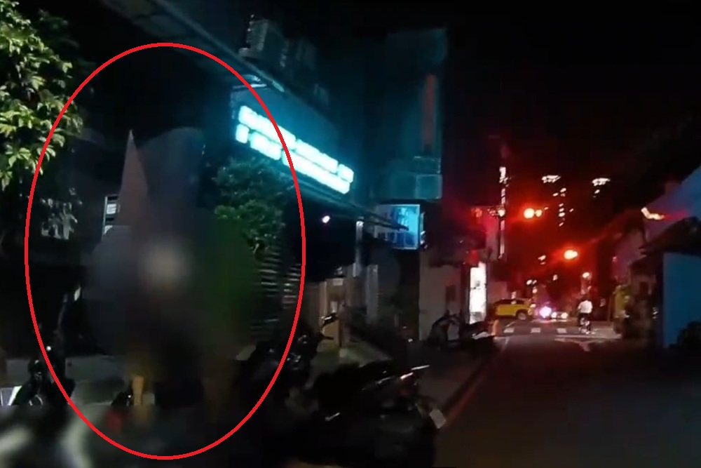 嗑嗨恍神顫抖推倒機車　23歲男心虛襲警奪菸彈被壓制
