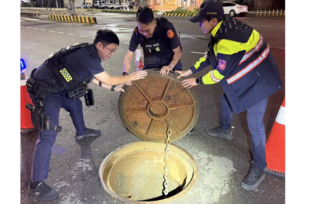 豪雨積水掀翻人孔蓋　3警合力扛百公斤蓋復位