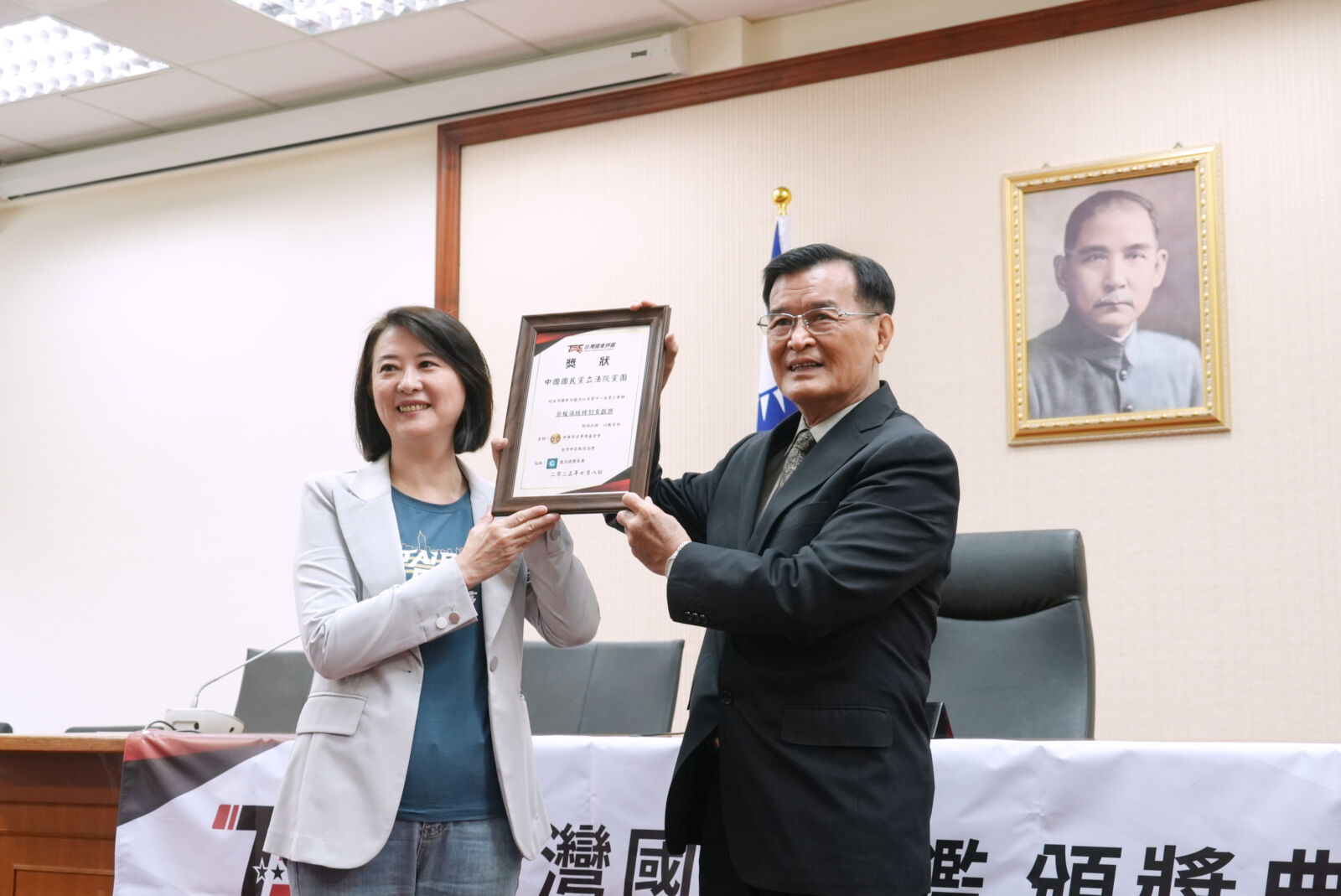 王鴻薇獲頒3獎問政最犀利　李彥秀強調繼續努力回報港湖民眾