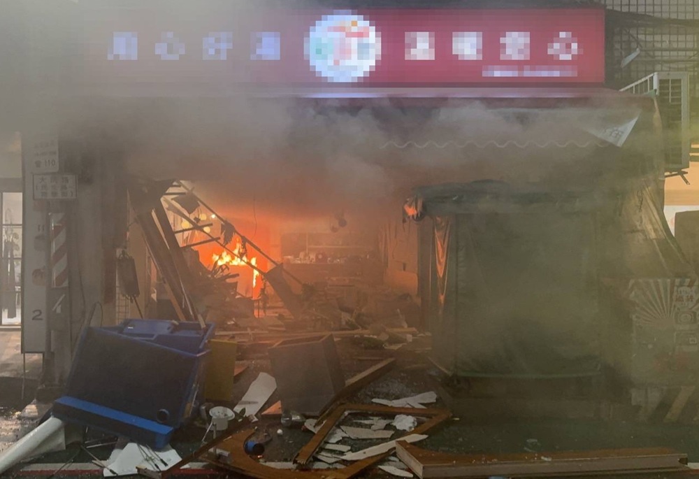 桃園餐館深夜氣爆火光衝天　水電工被炸飛雙腳染血倒地
