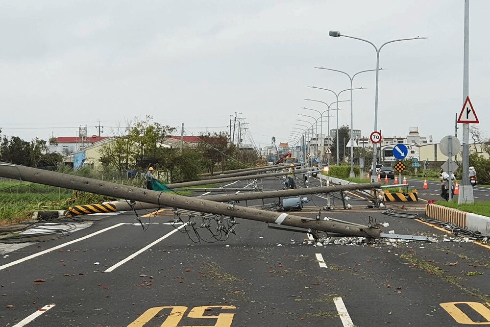 丹娜絲釀電桿骨牌倒斷2454支創紀錄　台電全力搶修拚嘉南復電