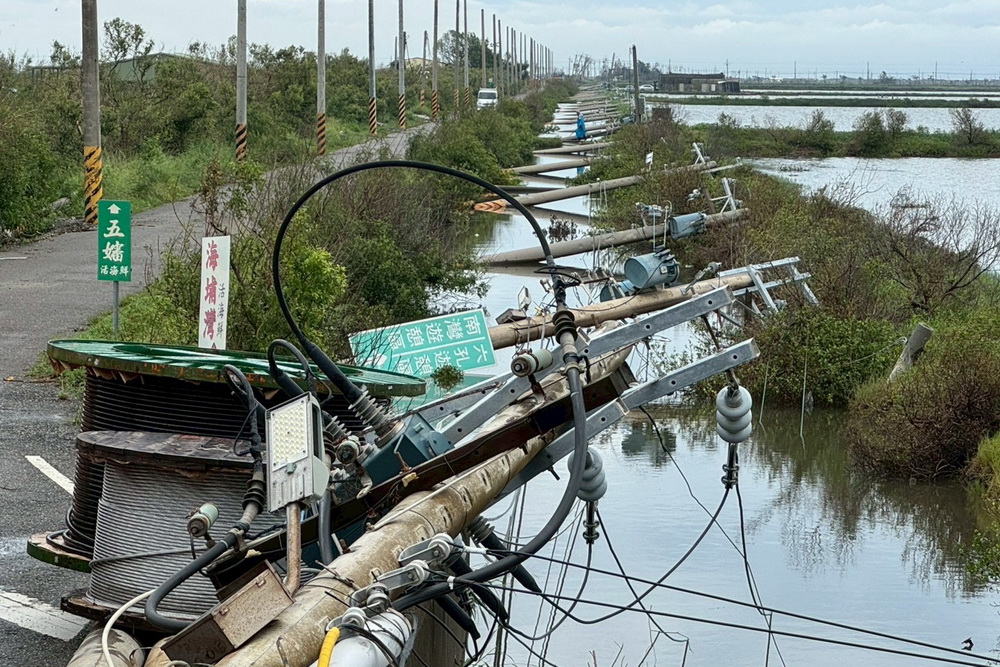 丹娜絲颱風造成嘉南地區2400支電桿倒斷　台電傾力拚復電