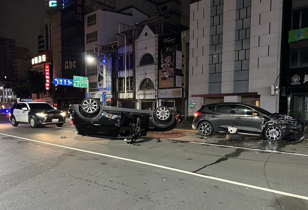 毒駕深夜逆向衝撞肇事　恍惚男偷丟毒品滅證警眼尖查獲