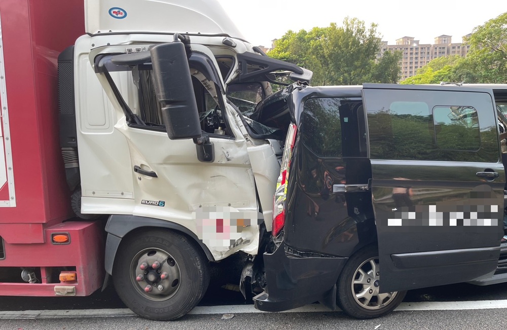 國道驚魂　疑未保持安全車距7車連環撞4人傷