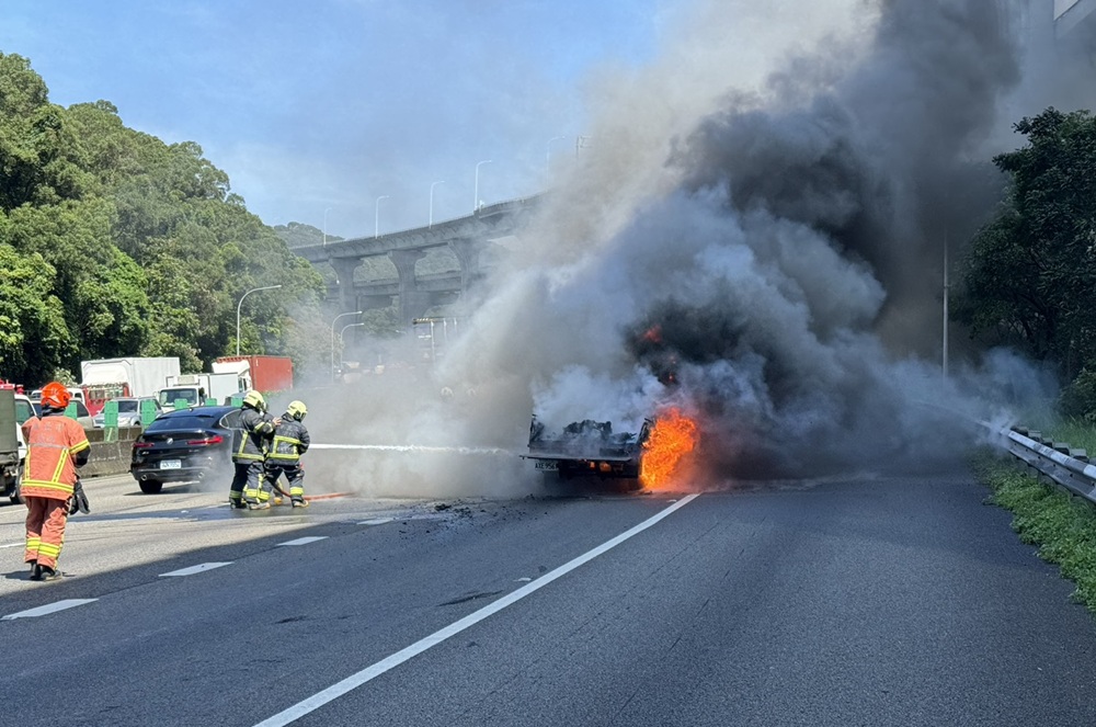 國道火燒車　交通尖峰冒起濃煙車流回堵4公里