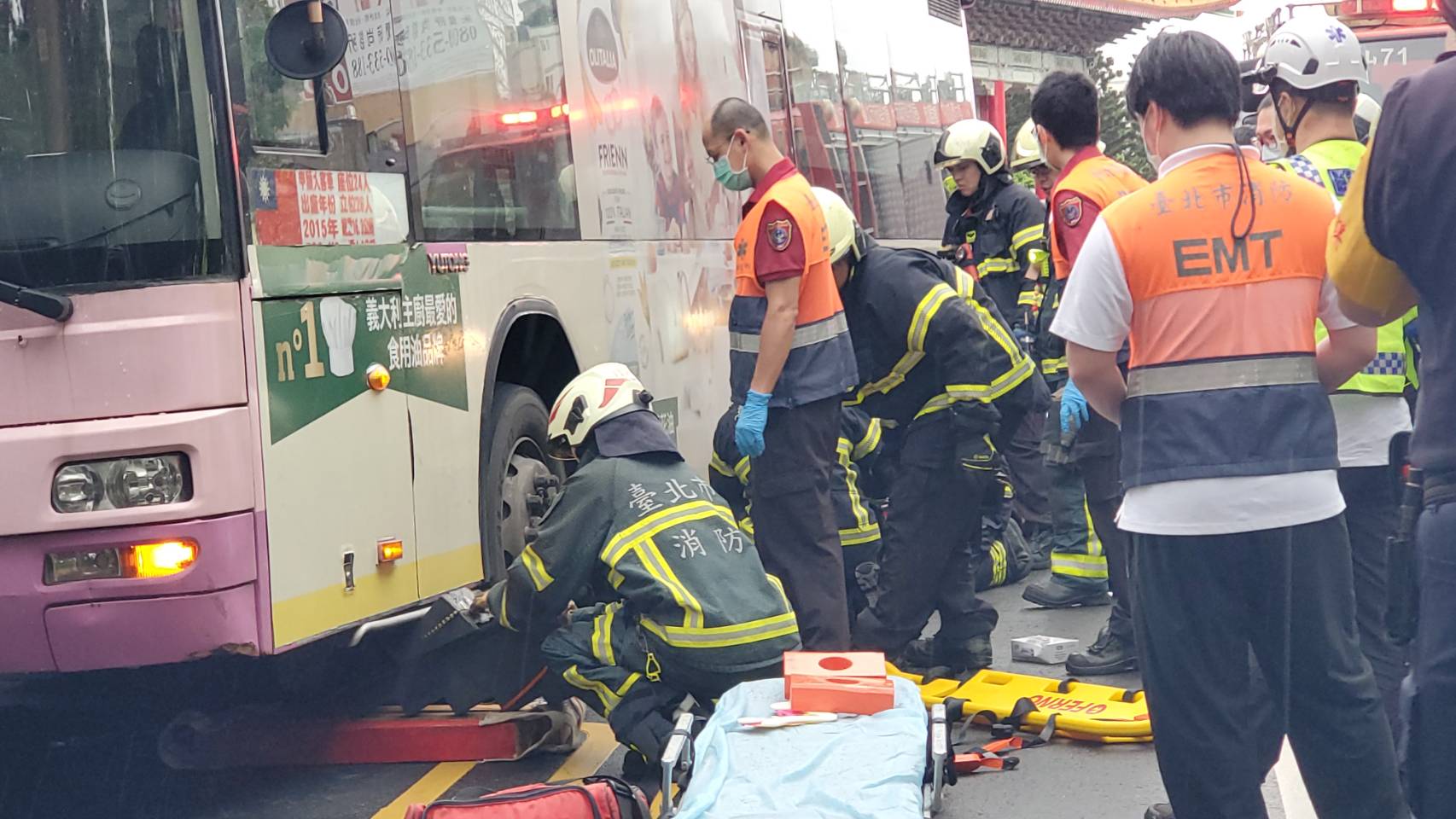乳癌權威醫遭公車捲車底身亡　行車紀錄器曝驚悚瞬間