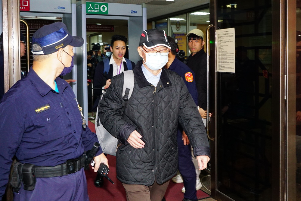 彭振聲喪妻出庭崩潰庭期延到9月2日　沈慶京裝電子腳鐐完成辦保返家
