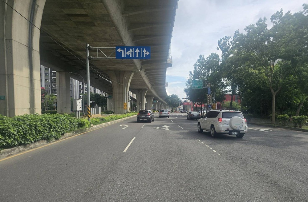 按喇叭催轉彎車快行　2駕駛爆口角推擠都吞罰單