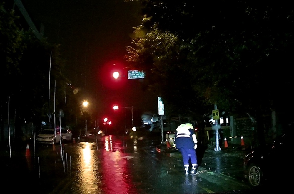 暴雨淹路　台中工業區險變運河員警連夜清淤