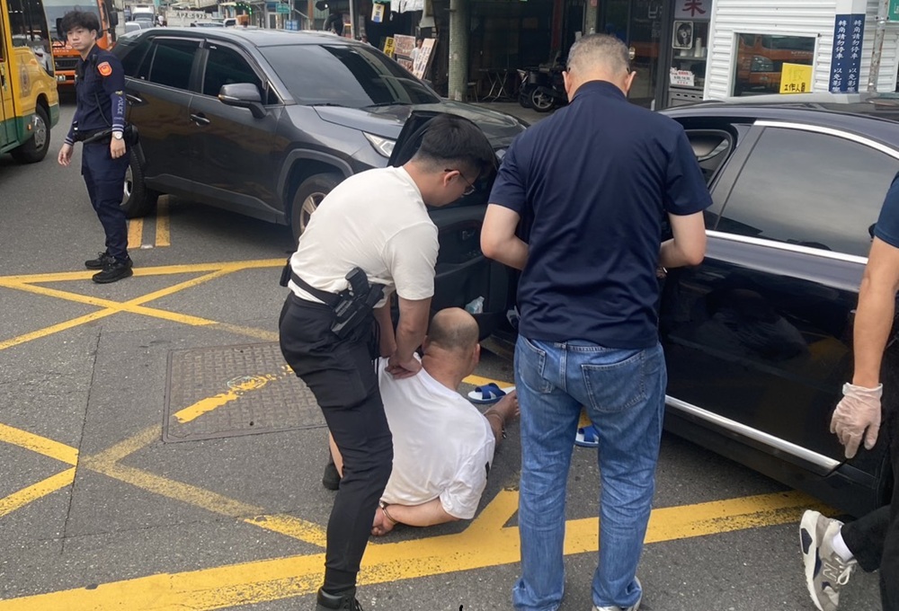 溯源毒品藥頭竟是通緝犯　遇圍捕竄逃撞車落網